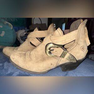 Women’s Ariat Boots/Booties Size 9 B Used Great Condition